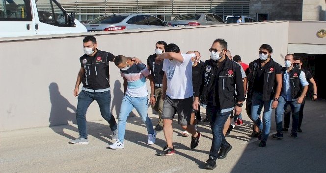 Mersin'den Antalya'ya salça kovasında uyuşturucu sevkiyatına 3 tutuklama