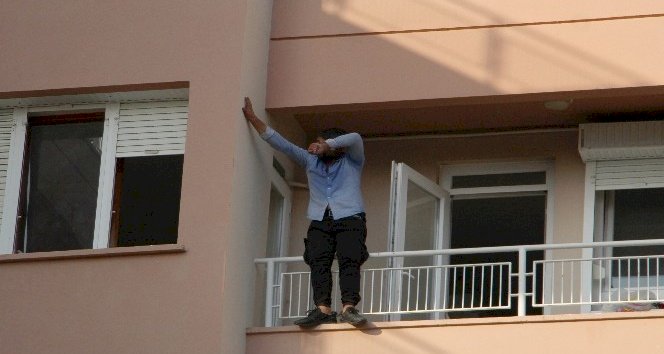 Antalya'da 3. kat balkon demirlerinde hareketli dakikalar