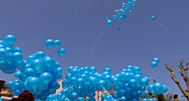 Antalya’da otizme dikkat çekmek için gökyüzü balonla masmavi oldu